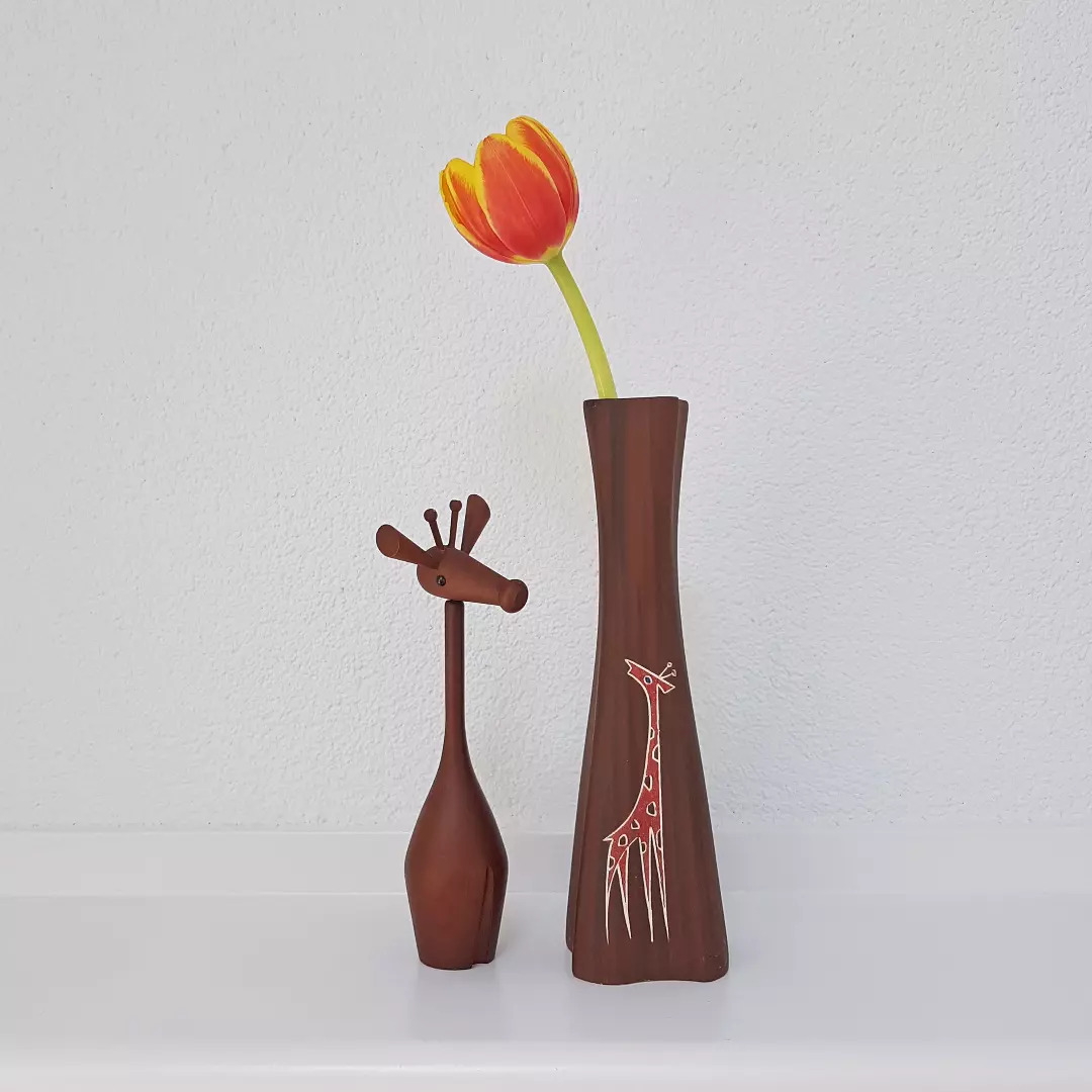 It's like looking in the mirror! 🦒
#giraffe #giraffelove #giraffelife #giraf #doubletrouble #tulip #flowerpower #vase #vasedesign #vintage #midcentury #senshukai #wooddesign #wooddecor #nietvoeren